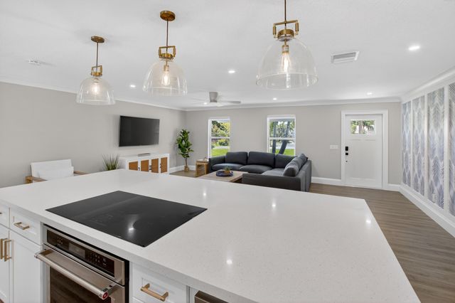 135 SE 28th Court, Boynton Beach, FL 33435