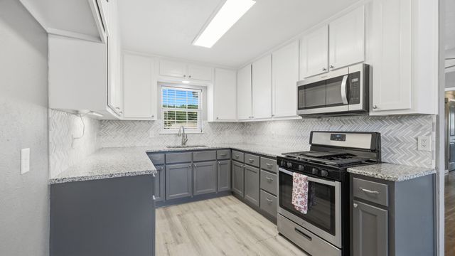 313 W 7th Street, Weatherford, TX 76086