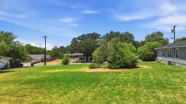 313 W 7th Street, Weatherford, TX 76086