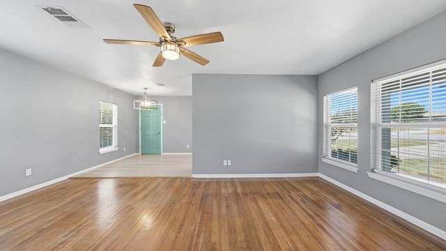 313 W 7th Street, Weatherford, TX 76086