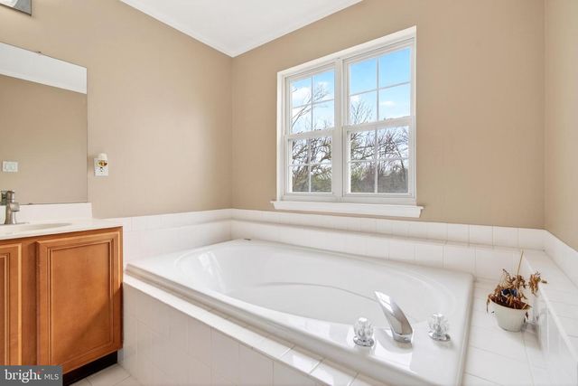 14 WOOD VIEW DR, Mount Laurel, NJ 08054