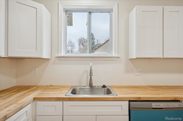 1580 Richmond Avenue, Lincoln Park, MI 48146