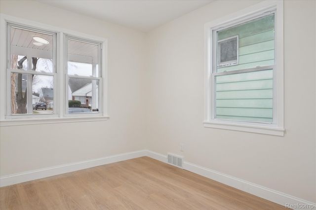 1580 Richmond Avenue, Lincoln Park, MI 48146