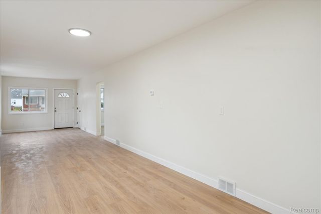 1580 Richmond Avenue, Lincoln Park, MI 48146