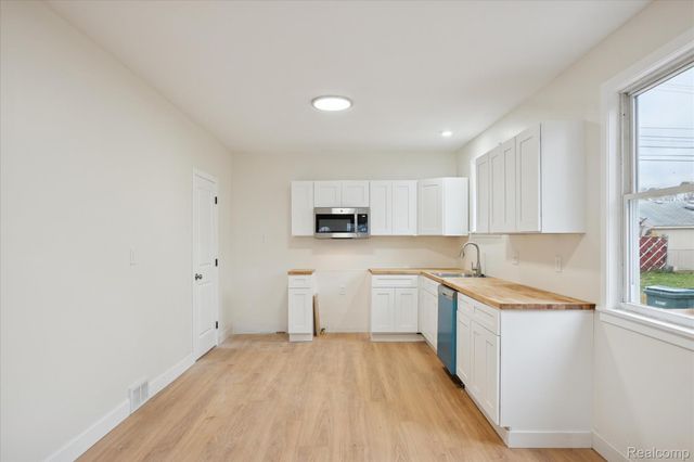 1580 Richmond Avenue, Lincoln Park, MI 48146