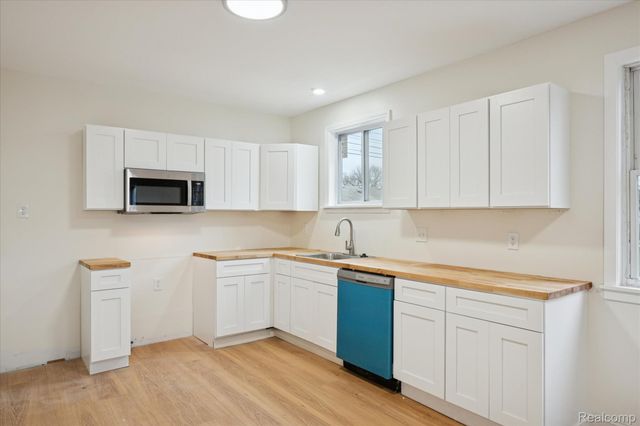 1580 Richmond Avenue, Lincoln Park, MI 48146