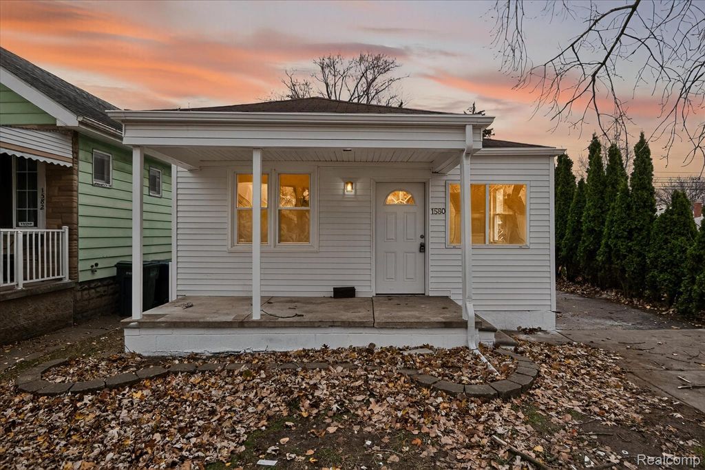 1580 Richmond Avenue, Lincoln Park, MI 48146