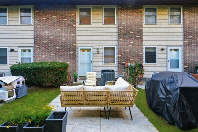 382 Knapps Highway 382, Fairfield, CT 06825