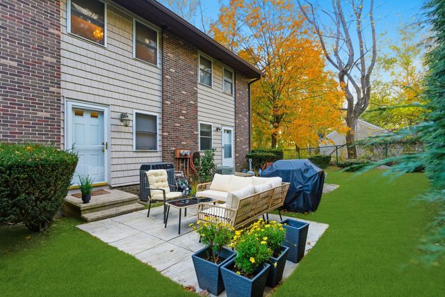 382 Knapps Highway 382, Fairfield, CT 06825