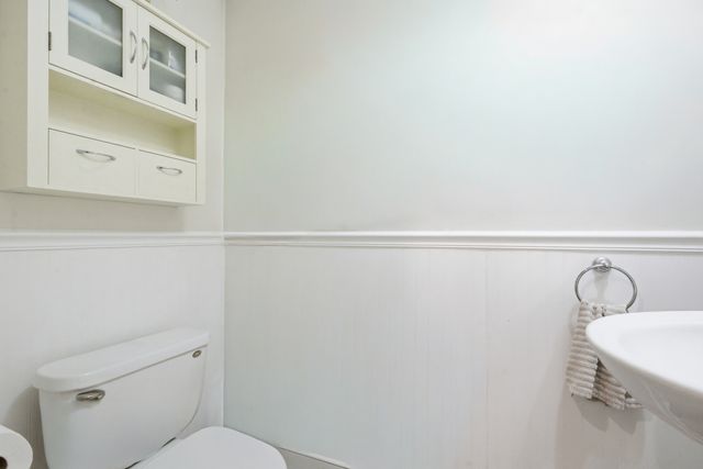 382 Knapps Highway 382, Fairfield, CT 06825