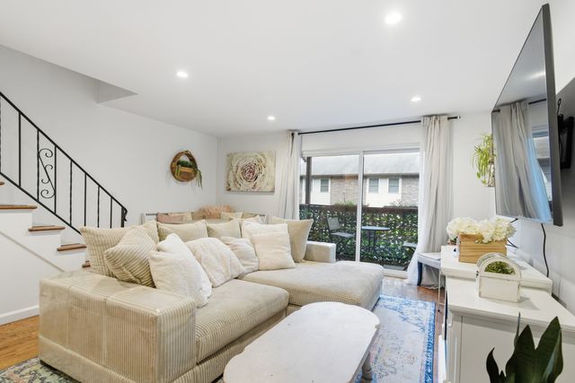 382 Knapps Highway 382, Fairfield, CT 06825