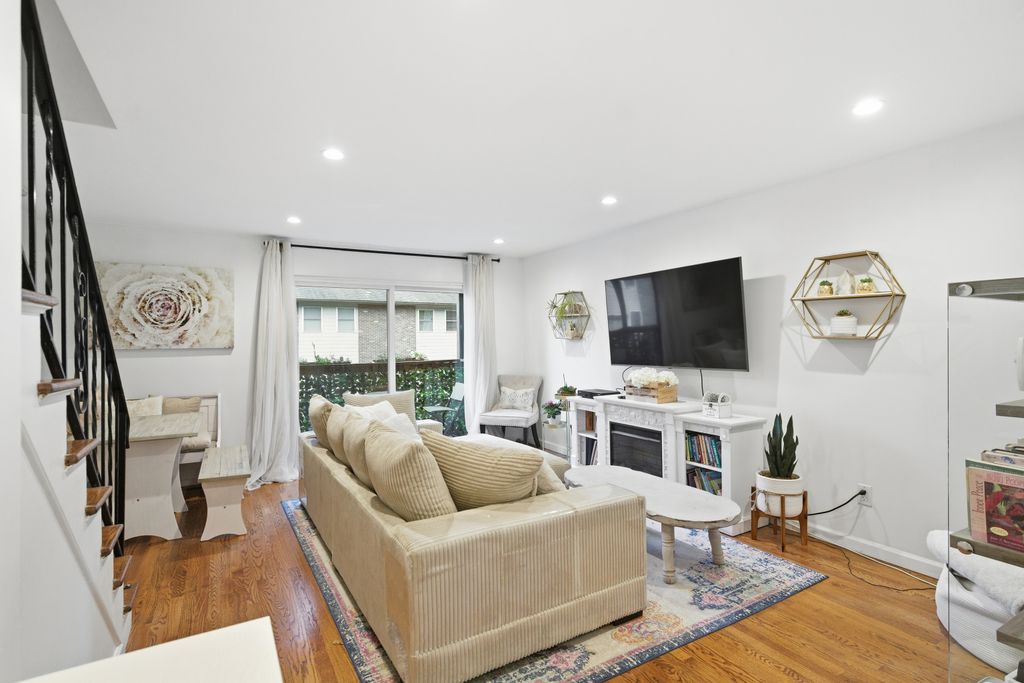 382 Knapps Highway 382, Fairfield, CT 06825