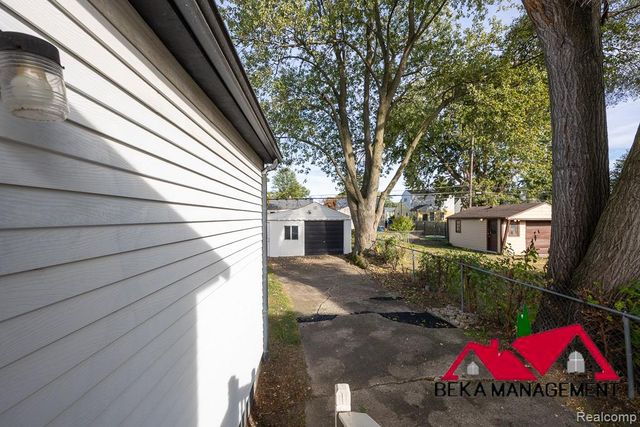 26114 Palmer Boulevard, Madison Heights, MI 48071