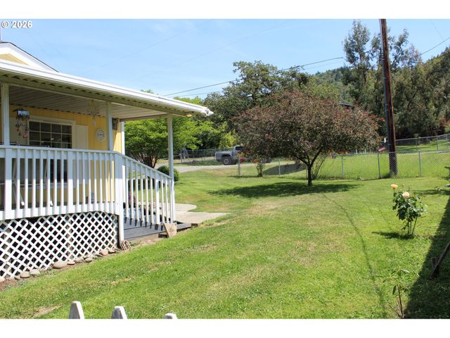 467 CINDY St, Myrtle Creek, OR 97457