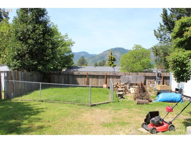 467 CINDY St, Myrtle Creek, OR 97457