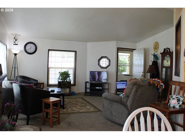 467 CINDY St, Myrtle Creek, OR 97457