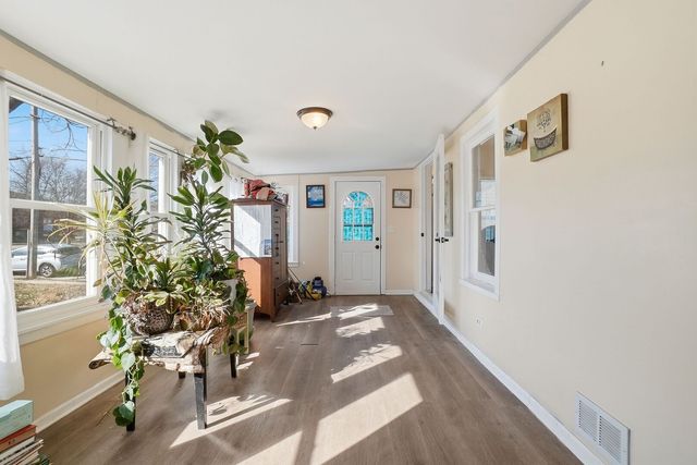 110 N Seminary Avenue, Woodstock, IL 60098