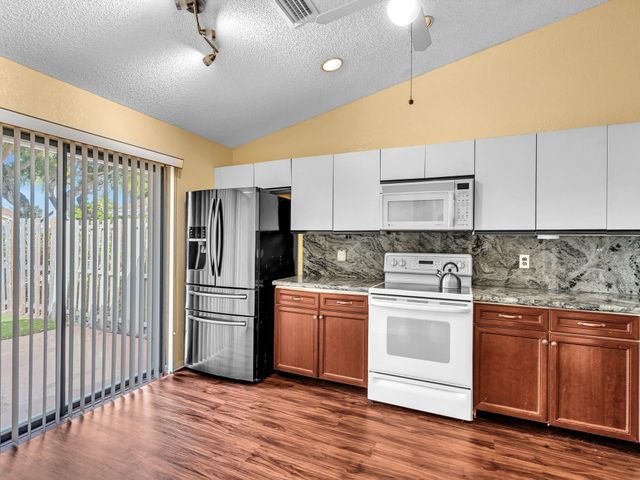 1045 NW 18th Avenue, Delray Beach, FL 33445