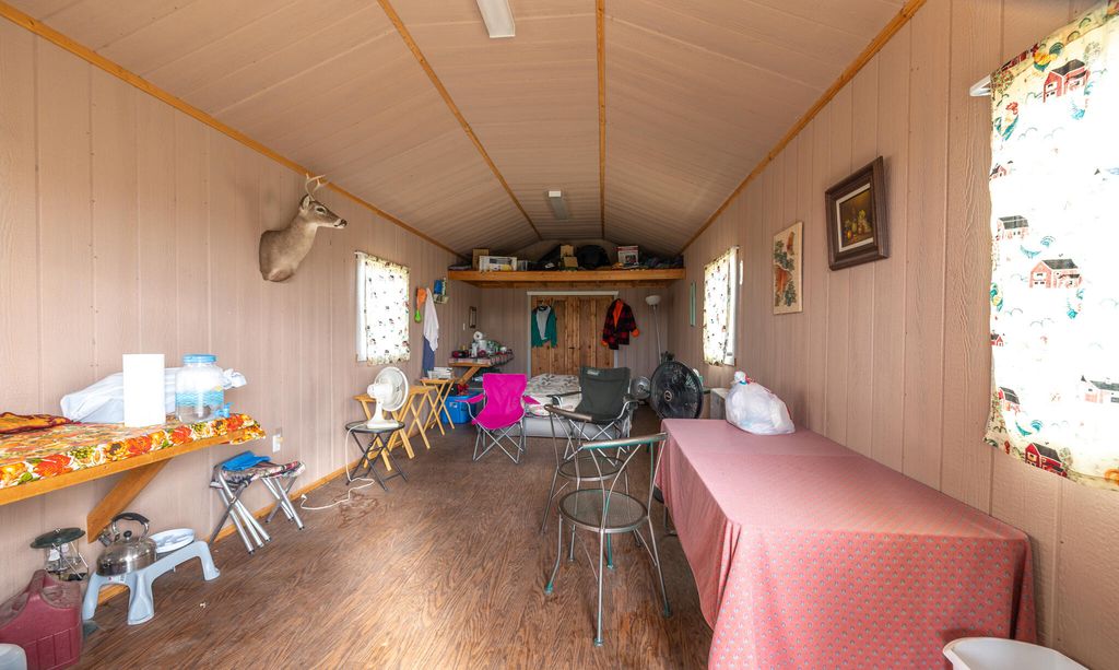Image 4 of property listing at 2165 Chisholm Road, Ozona, TX 76943