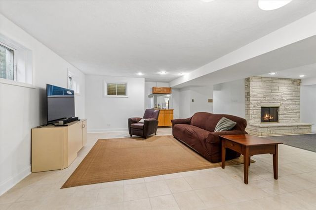 14 Winfield Circle, Northfield, IL 60093