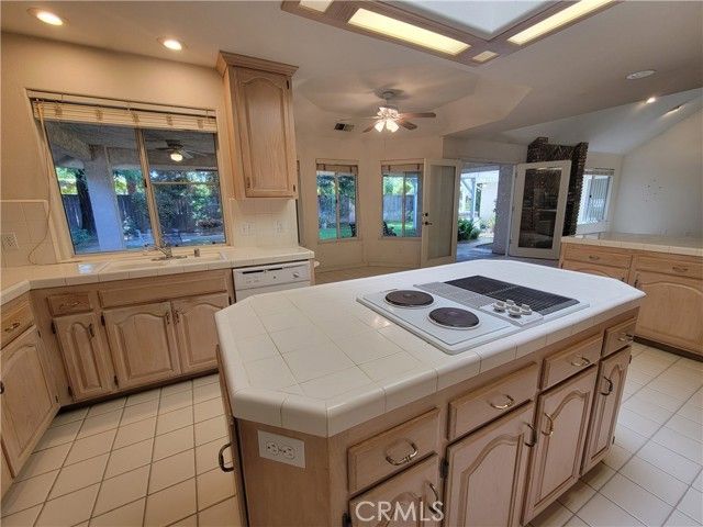 819 E Woodhaven, Fresno, CA 93720