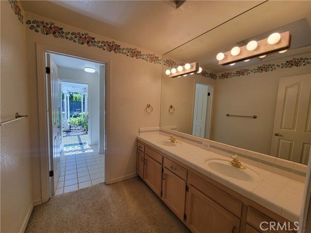 819 E Woodhaven, Fresno, CA 93720