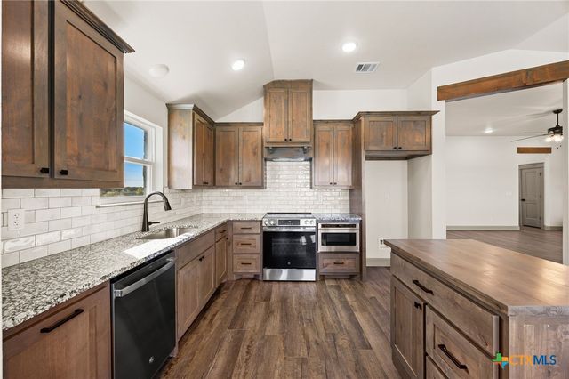 100 Hillside Lane, Lampasas, TX 76550