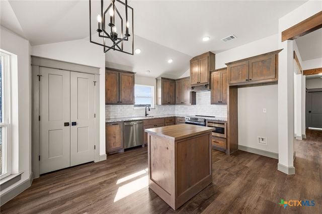 100 Hillside Lane, Lampasas, TX 76550