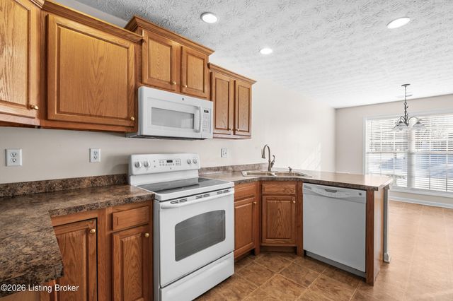 6910 Janes Farm Dr, Louisville, KY 40228