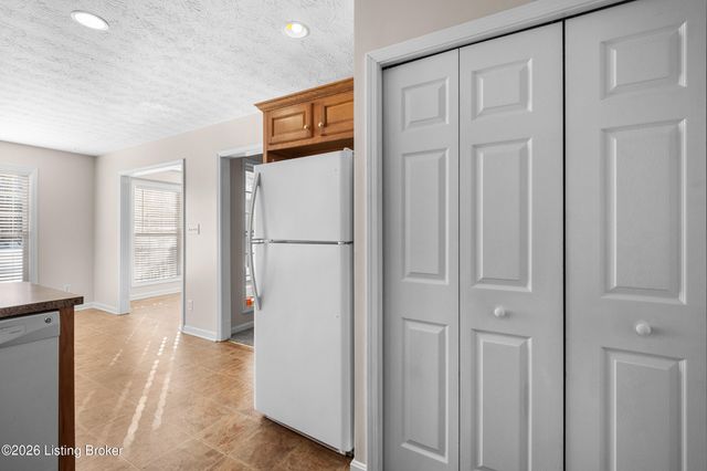 6910 Janes Farm Dr, Louisville, KY 40228