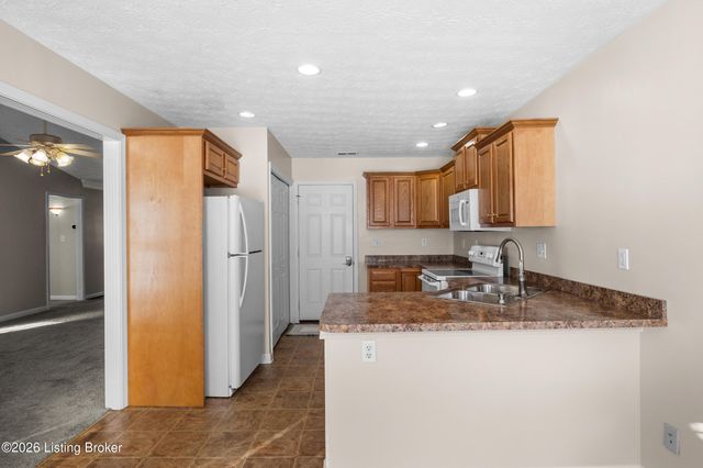 6910 Janes Farm Dr, Louisville, KY 40228