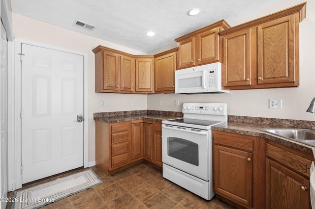 6910 Janes Farm Dr, Louisville, KY 40228