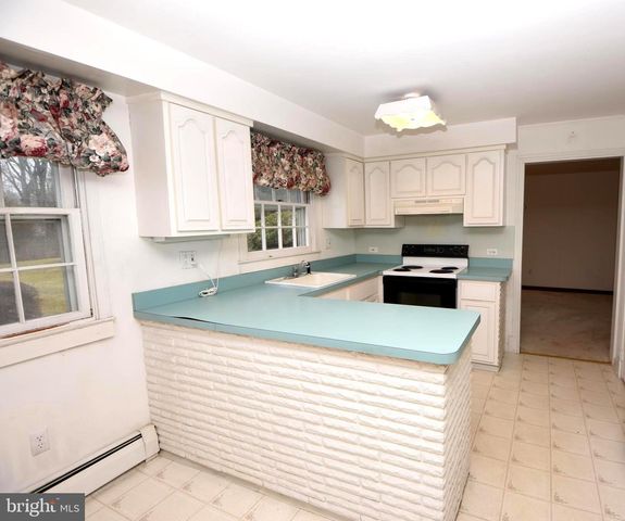 77 LENAPE DR, Doylestown, PA 18901