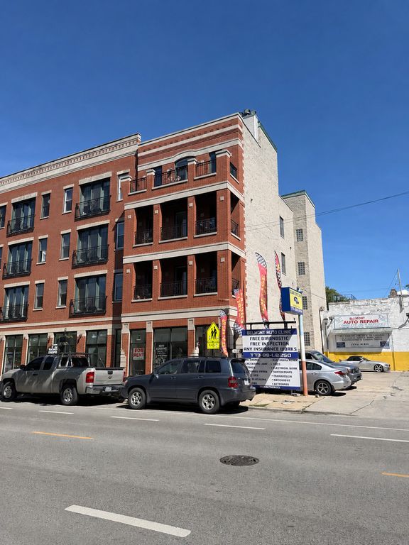 1832 W Belmont Avenue, Chicago, IL 60657