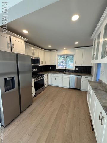 1440 W Square Lake Road, Bloomfield Hills, MI 48302