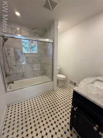 1440 W Square Lake Road, Bloomfield Hills, MI 48302