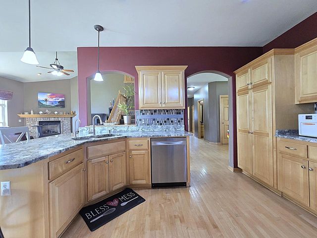 9729 W Prairie Grass WAY, Franklin, WI 53132