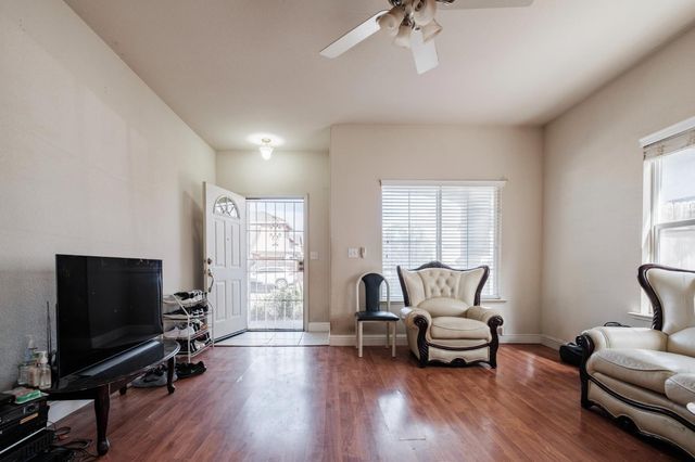 7250 Radha Dr, Sacramento, CA 95828