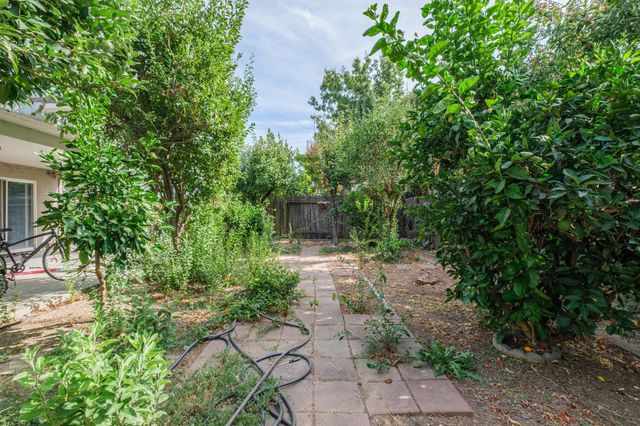 7250 Radha Dr, Sacramento, CA 95828