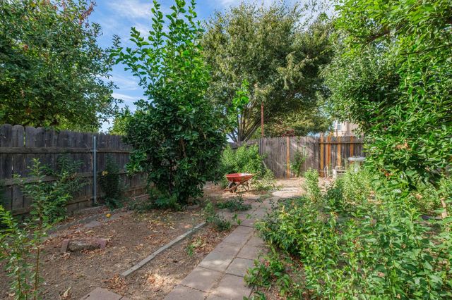 7250 Radha Dr, Sacramento, CA 95828