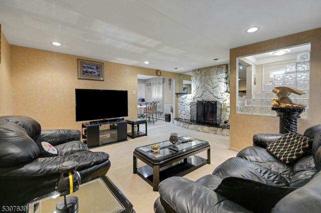 38 Klinger Rd, East Hanover Twp., NJ 07936