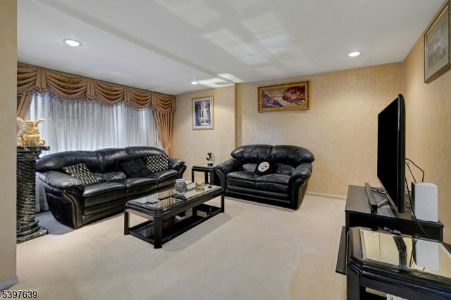 38 Klinger Rd, East Hanover Twp., NJ 07936