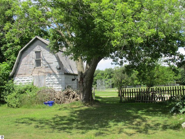 523 Union Street, St Louis, MI 48880