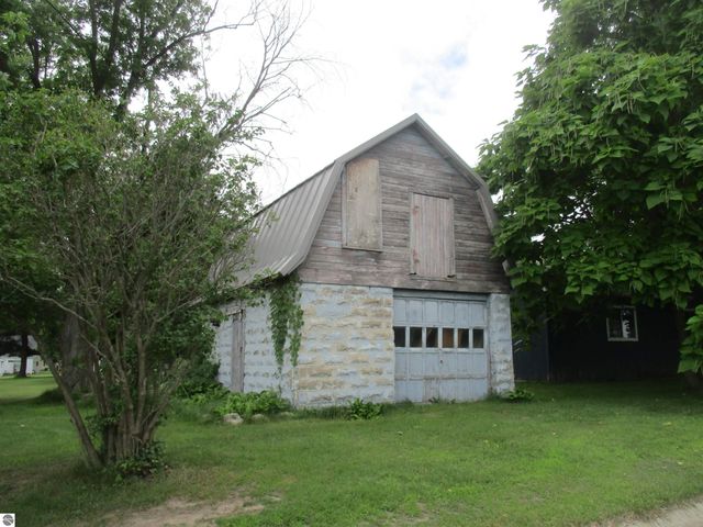 523 Union Street, St Louis, MI 48880