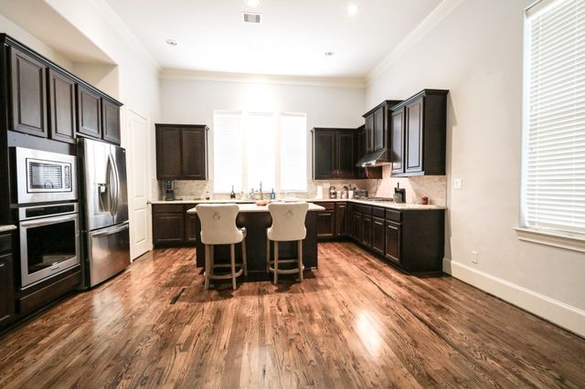 2037 Fannin Station N, Houston, TX 77045