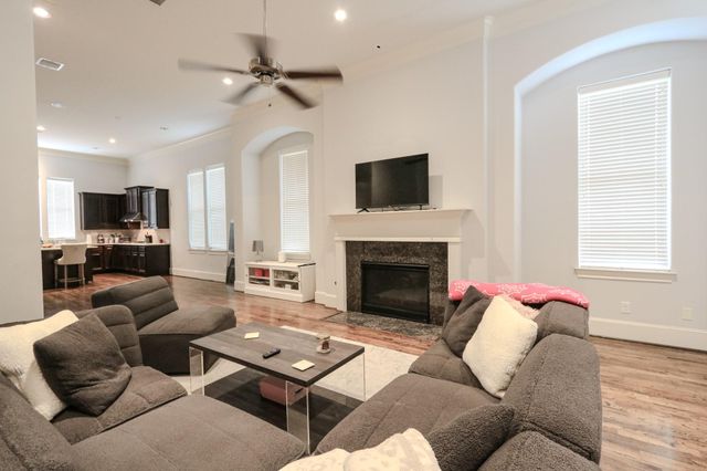 2037 Fannin Station N, Houston, TX 77045