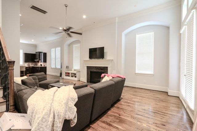 2037 Fannin Station N, Houston, TX 77045