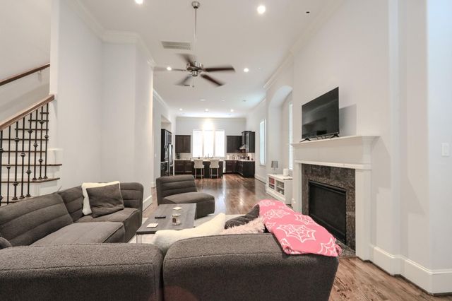 2037 Fannin Station N, Houston, TX 77045