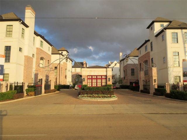 2037 Fannin Station N, Houston, TX 77045