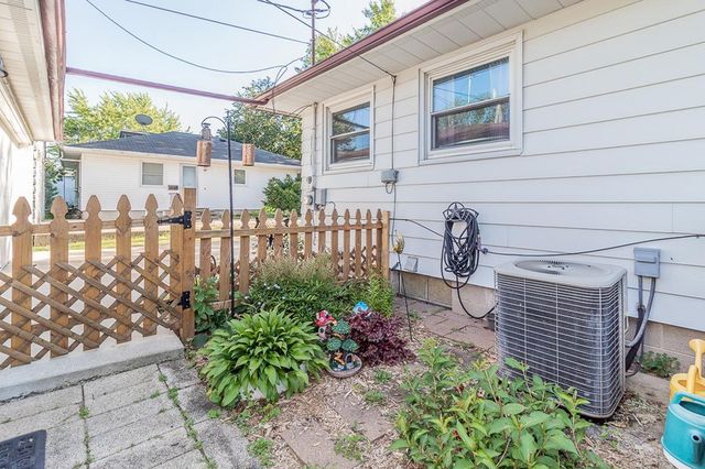 1718 S PEARL STREET, New London, WI 54961